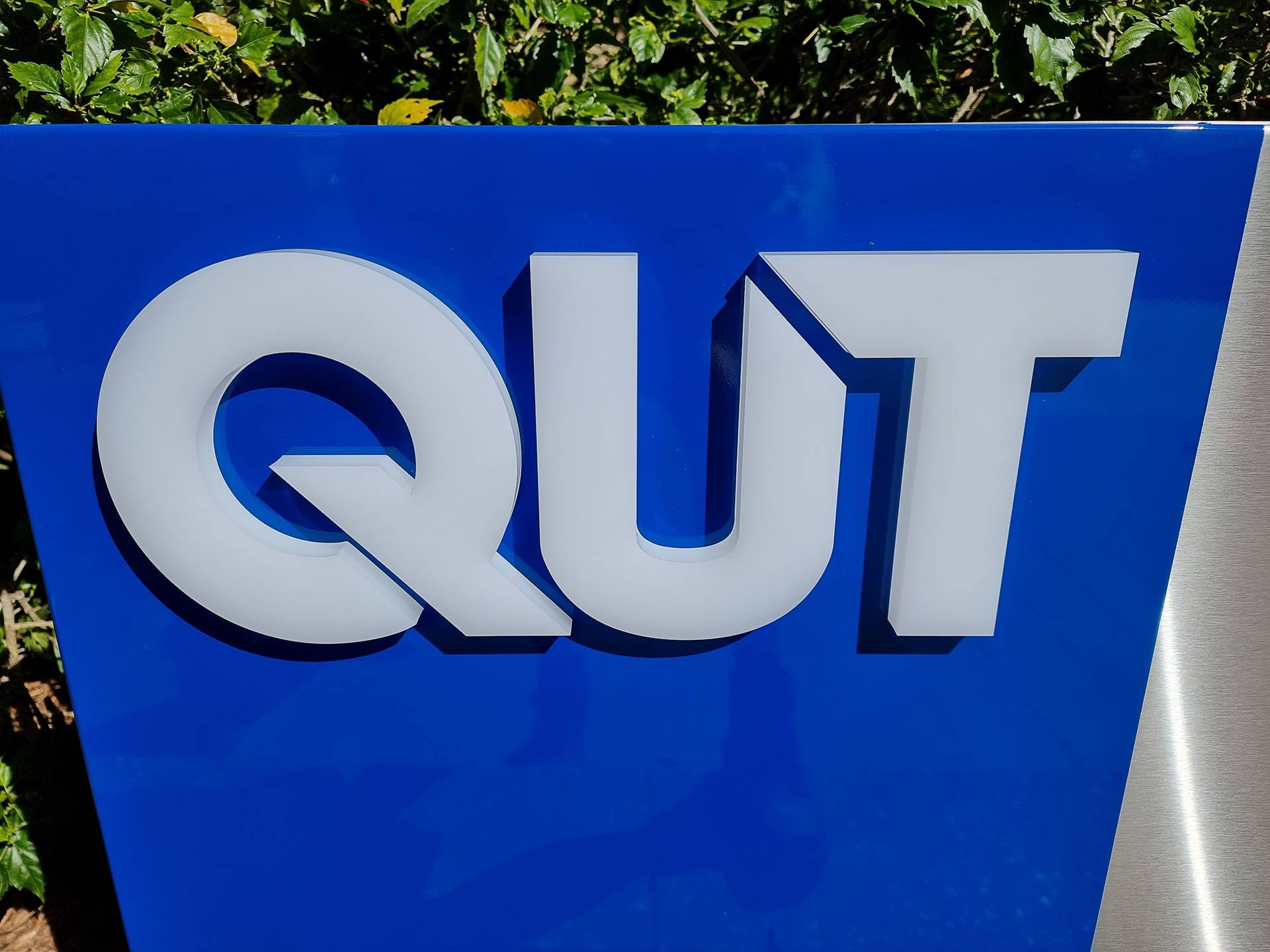 QUT freestanding university sign